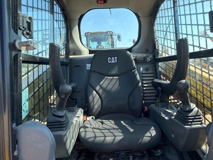 2019-caterpillar-236d3-image-19