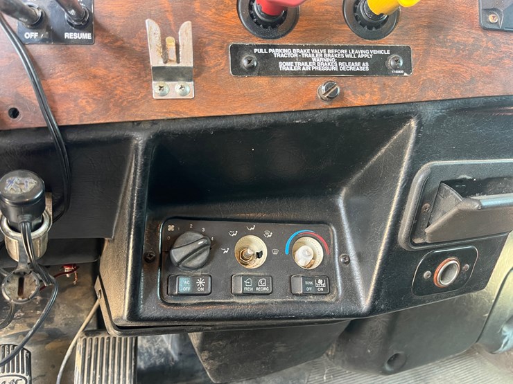 2000-peterbilt-378-image-32
