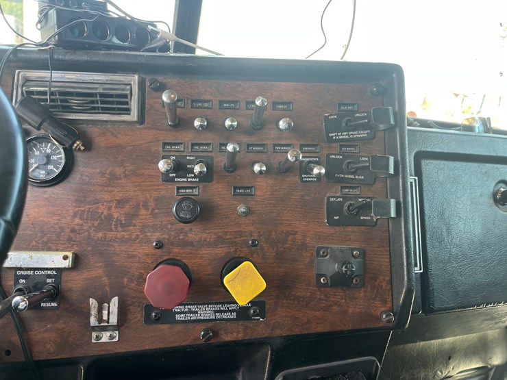 2000-peterbilt-378-image-30