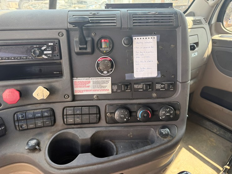 2014-freightliner-cascadia-125-image-40