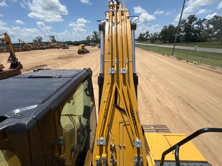 2020-caterpillar-326-image-23
