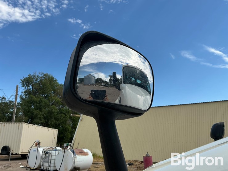 2012-freightliner-cascadia-113-image-15