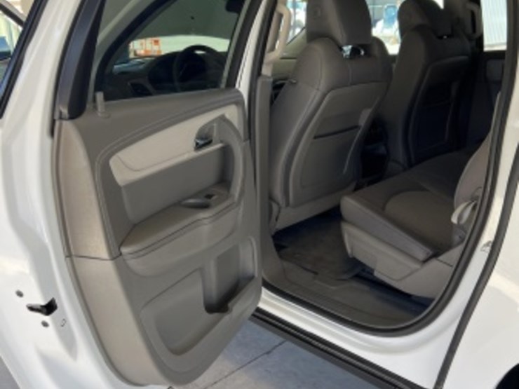 2016-chevrolet-traverse-ls-image-24