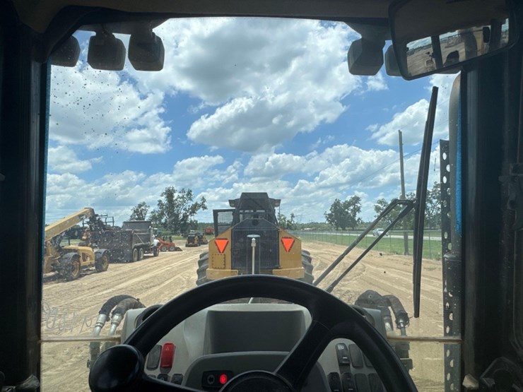 2019-caterpillar-440-image-27