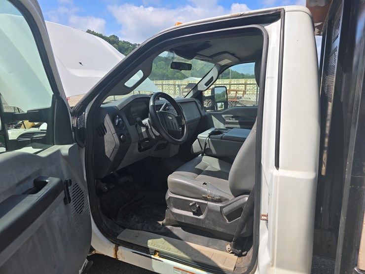 2011-ford-f550-image-70