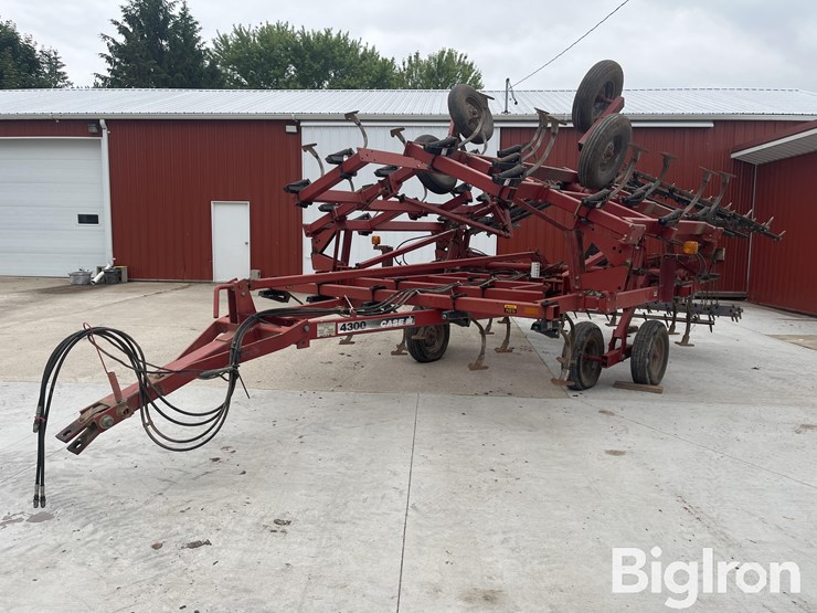 case-ih-4300-image-1