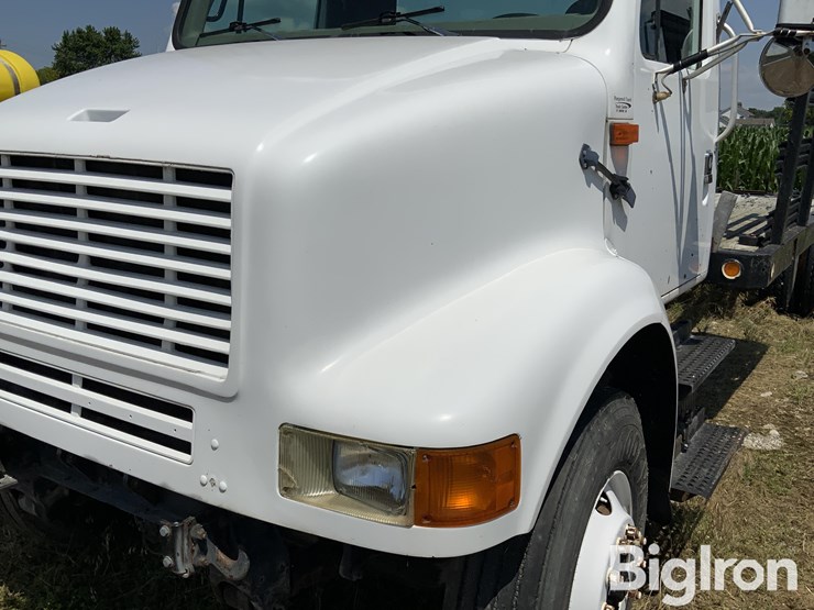 2001-international-8100-image-10
