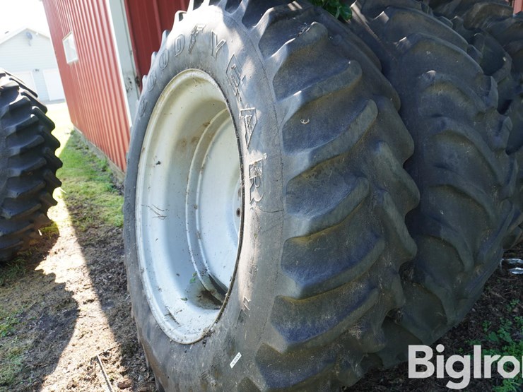 case-ih-7120-18.4r42-tires,-rims-&-10-bolt-dual-hubs-image-13
