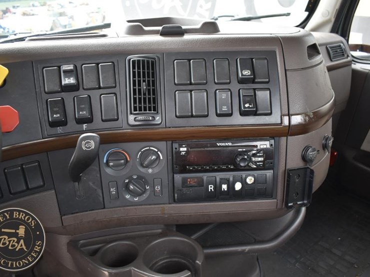 2017-volvo-vnl64t300-image-76