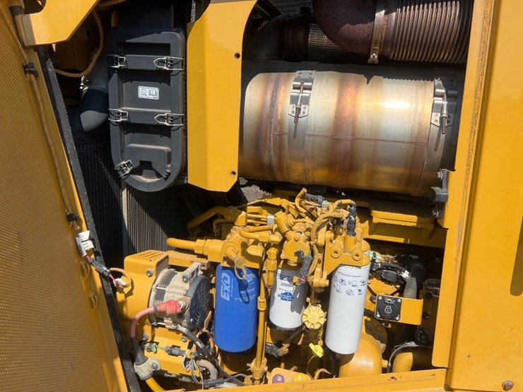 2018-caterpillar-d8t-image-33