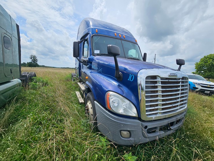 2009-freightliner-cascadia-125-image-27