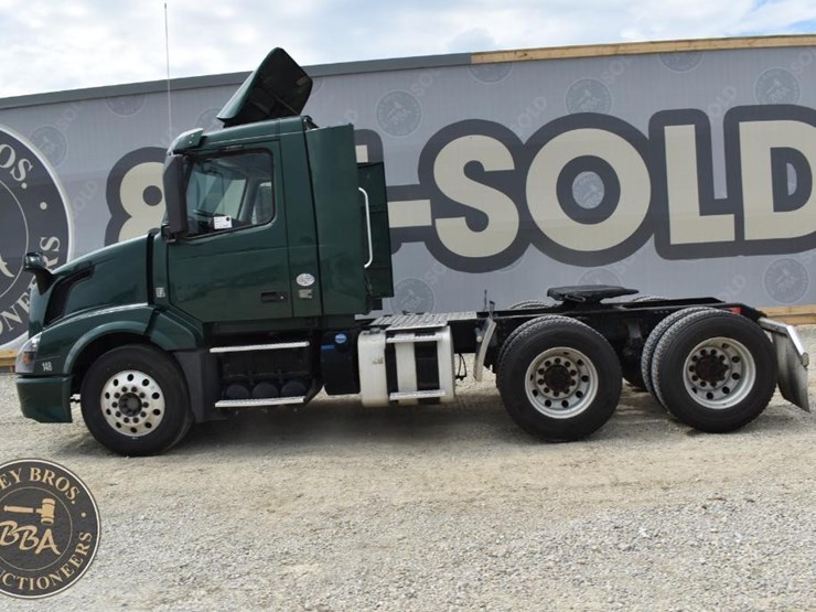 2017-volvo-vnl64t300-image-8