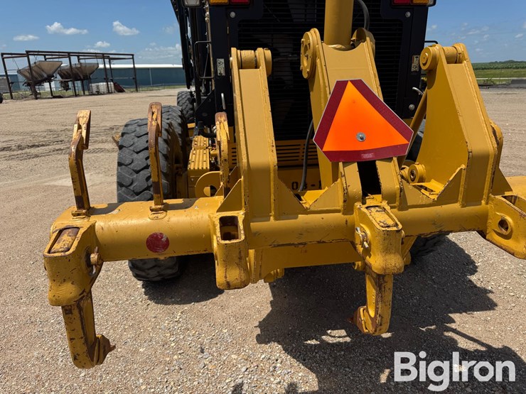 2010-caterpillar-12m-image-12