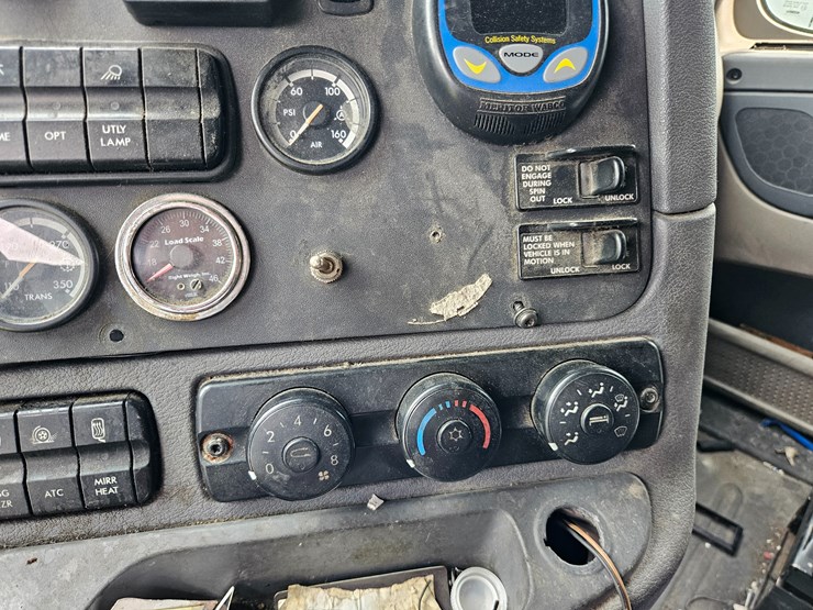 2009-freightliner-cascadia-125-image-56