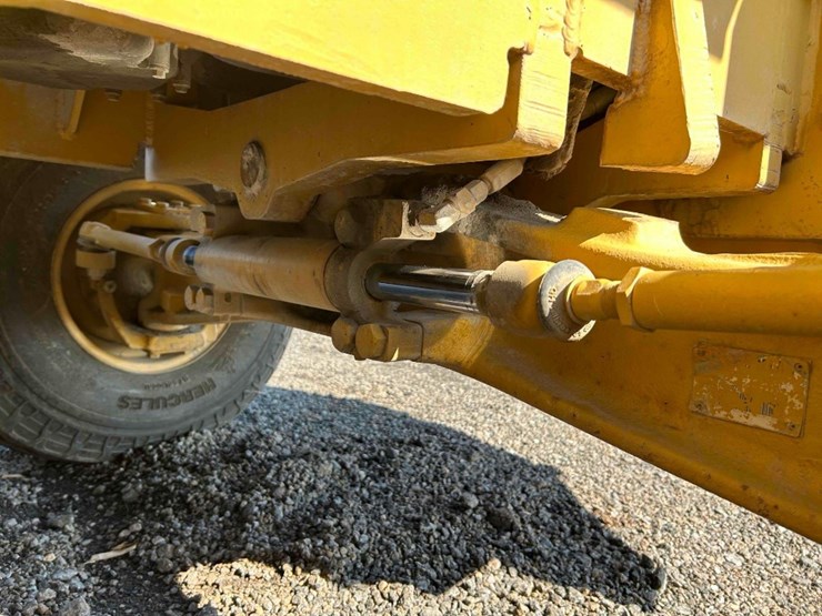 2010-caterpillar-cm1210106-rought-terrain-forklift-image-30