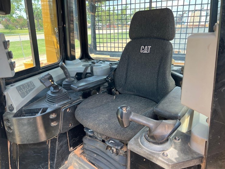 2015-caterpillar-d6t-lgp-image-30