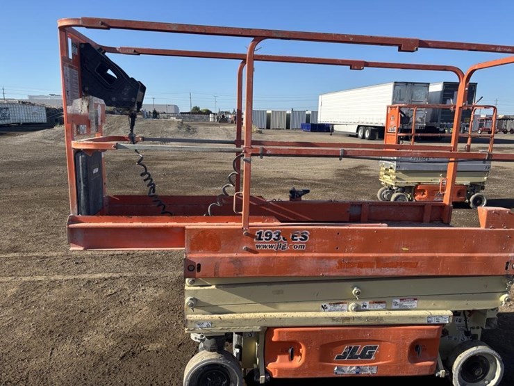 2015-jlg-1930es-image-7