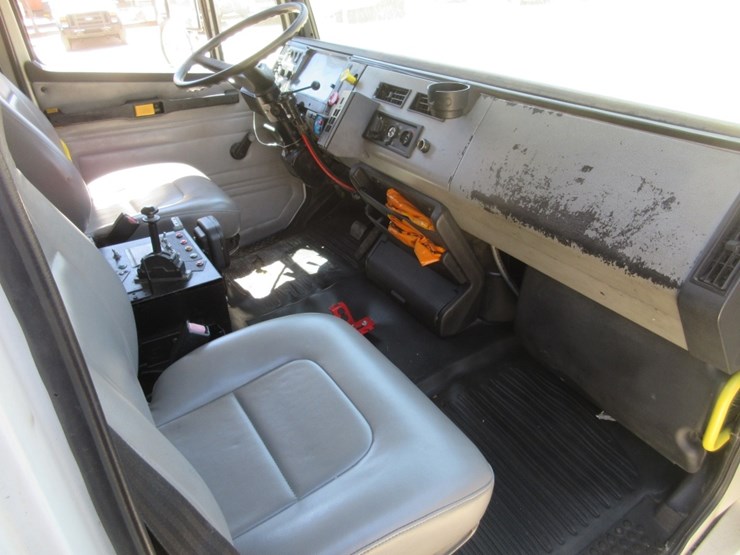 2001-freightliner-fl70-image-9
