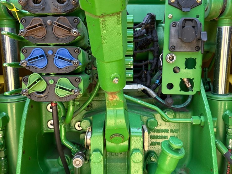 2013-john-deere-8260r-image-54