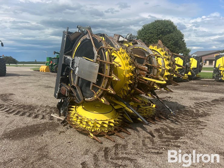 2019-john-deere-772-image-3