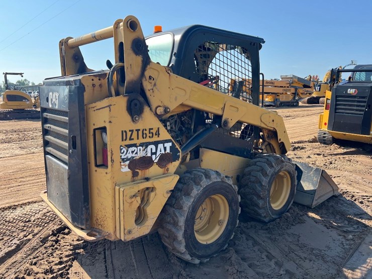 2014-caterpillar-242d-image-4