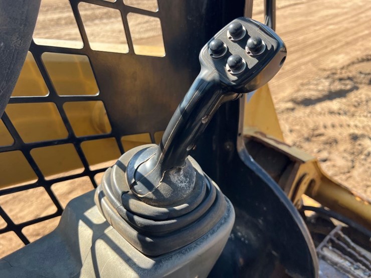 2014-caterpillar-242d-image-25