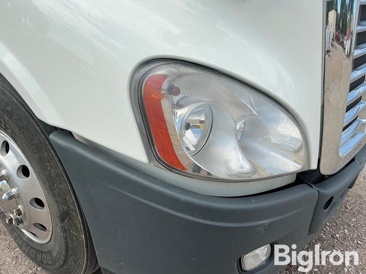 2012-freightliner-cascadia-113-image-10