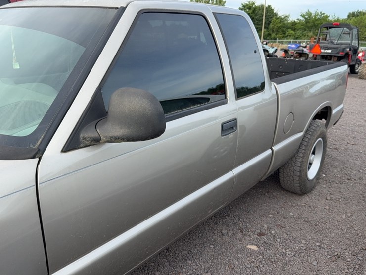 #3017-•-1998-isuzu-pick-up-truck-image-13