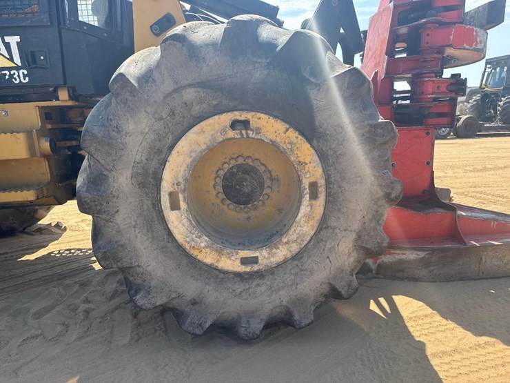 2015-caterpillar-573c-image-10