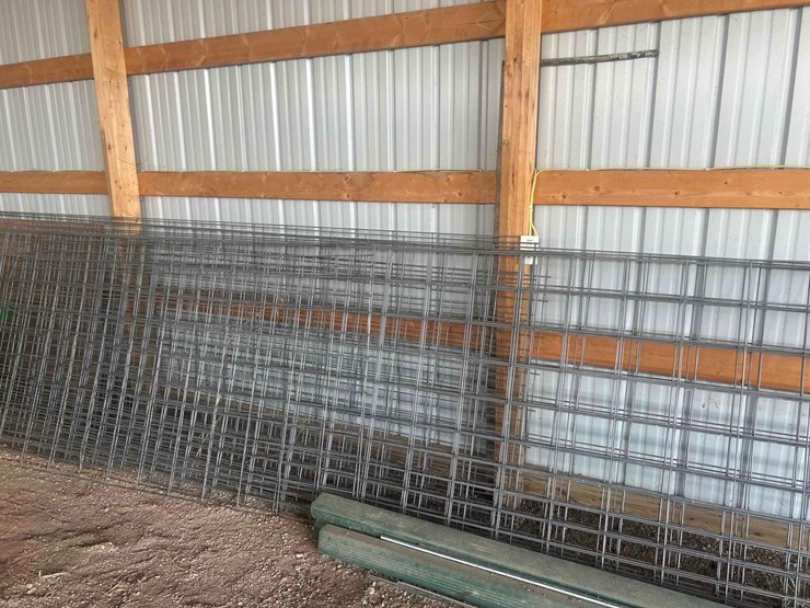 deere-fence,-chicken-wire,-steel-posts-image-2