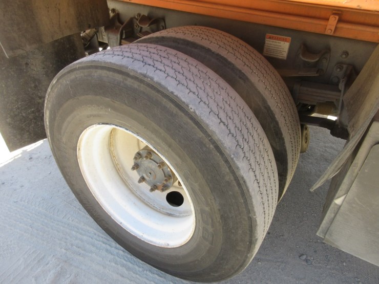 2001-freightliner-fl70-image-22
