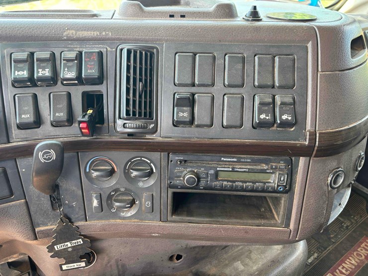 2015-volvo-vhd-semi-image-11