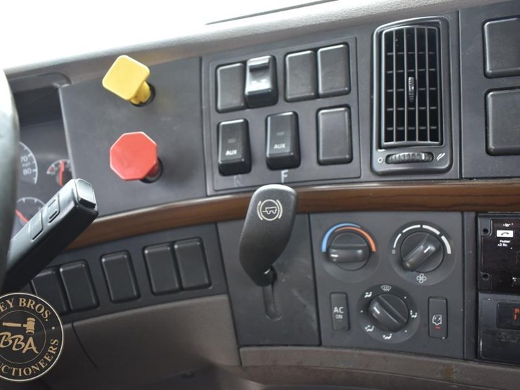 2017-volvo-vnl64t300-image-71