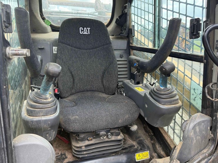 2019-caterpillar-299d2-xhp-image-23