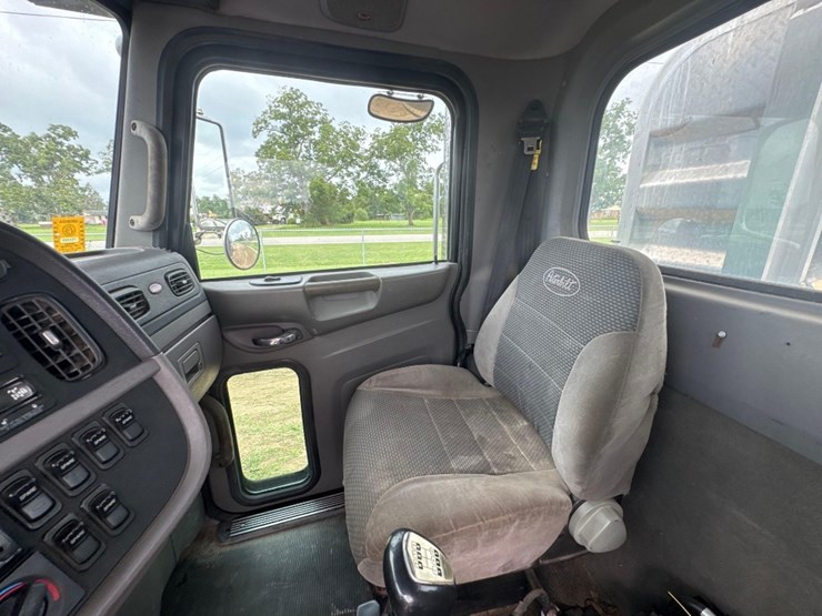 2011-peterbilt-367-image-36