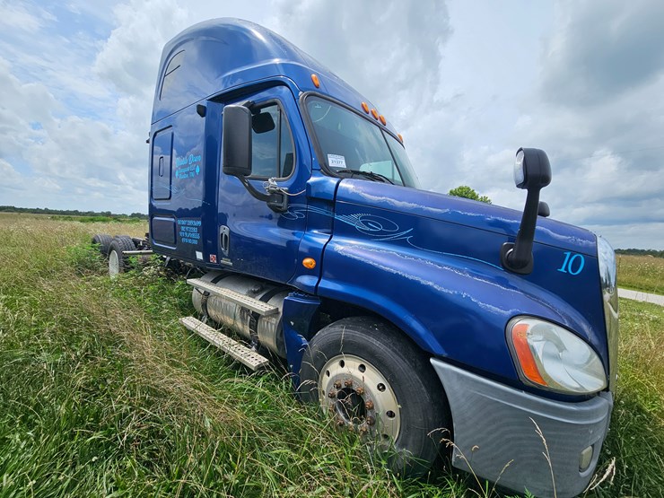 2009-freightliner-cascadia-125-image-25