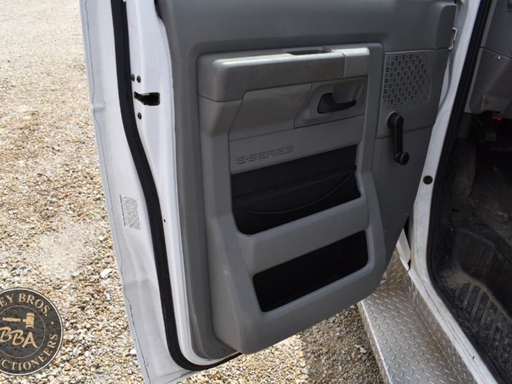 2014-ford-e350-image-23