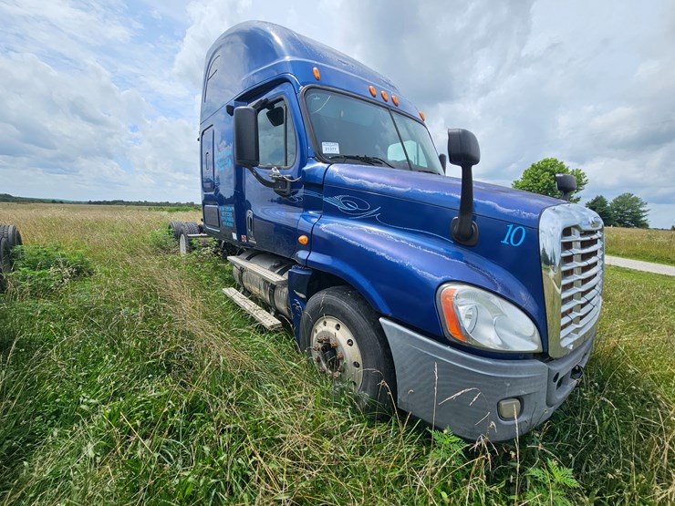 2009-freightliner-cascadia-125-image-26