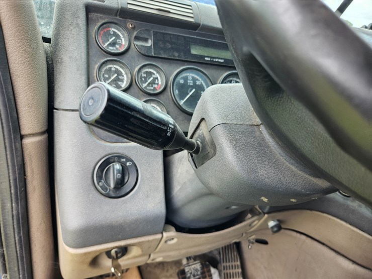 2009-freightliner-cascadia-125-image-63