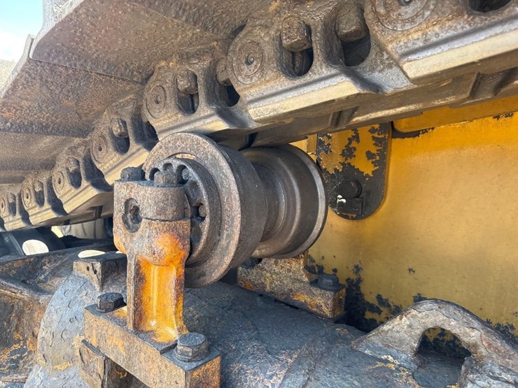 2011-caterpillar-d9t-image-11
