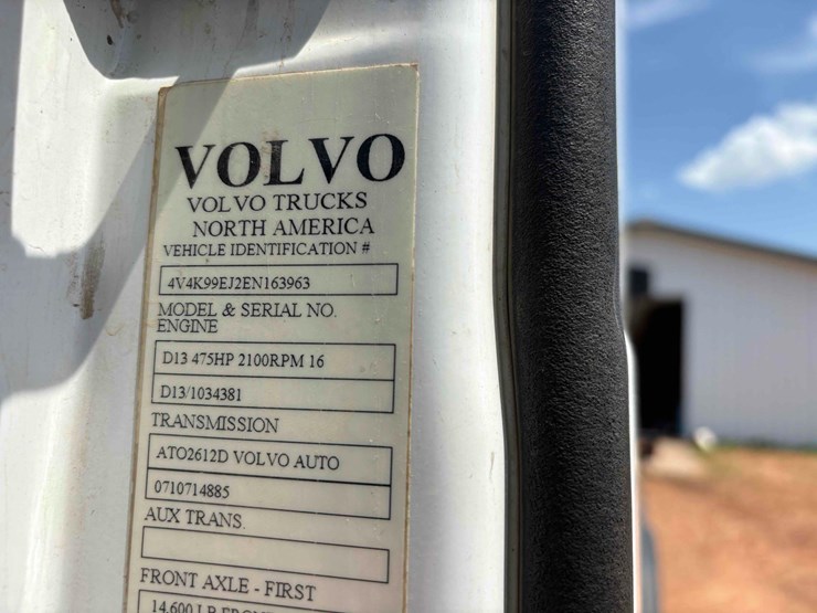 2014-volvo-vhd-semi-image-18