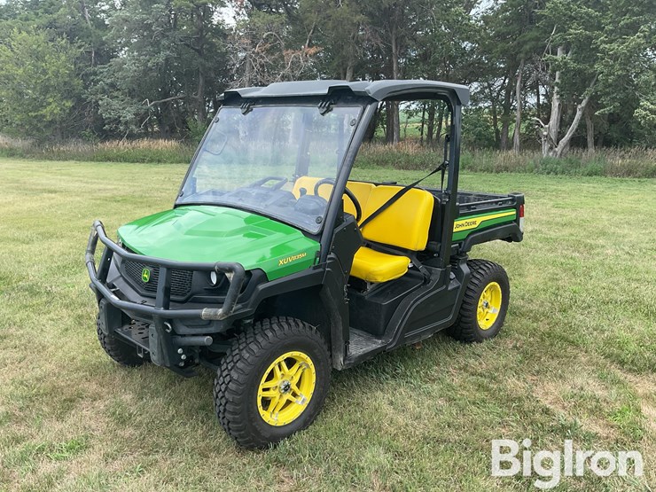2021-john-deere-gator-image-1
