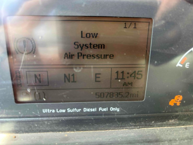 2014-volvo-vhd-semi-image-12
