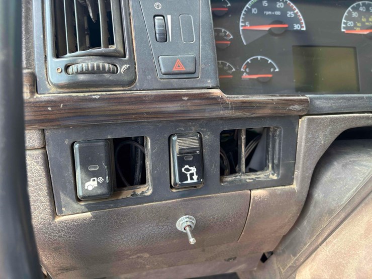 2014-volvo-vhd-semi-image-13
