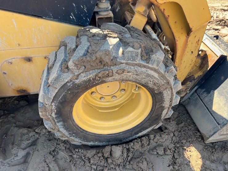 2014-caterpillar-242d-image-12