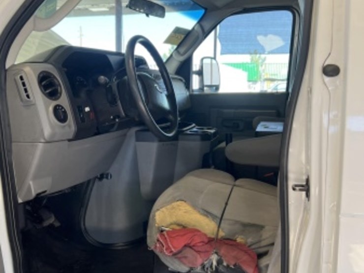 2012-ford-cargo-image-21
