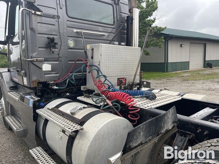 2014-volvo-vnl42t300-image-11