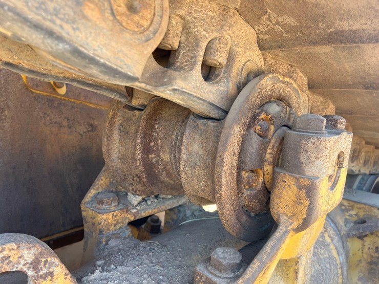 2018-caterpillar-d8t-image-15