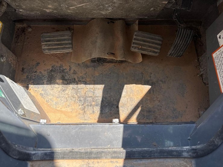 2023-takeuchi-tl10v2-image-31