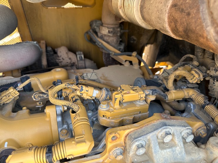 2017-caterpillar-d6k2-lgp-image-54